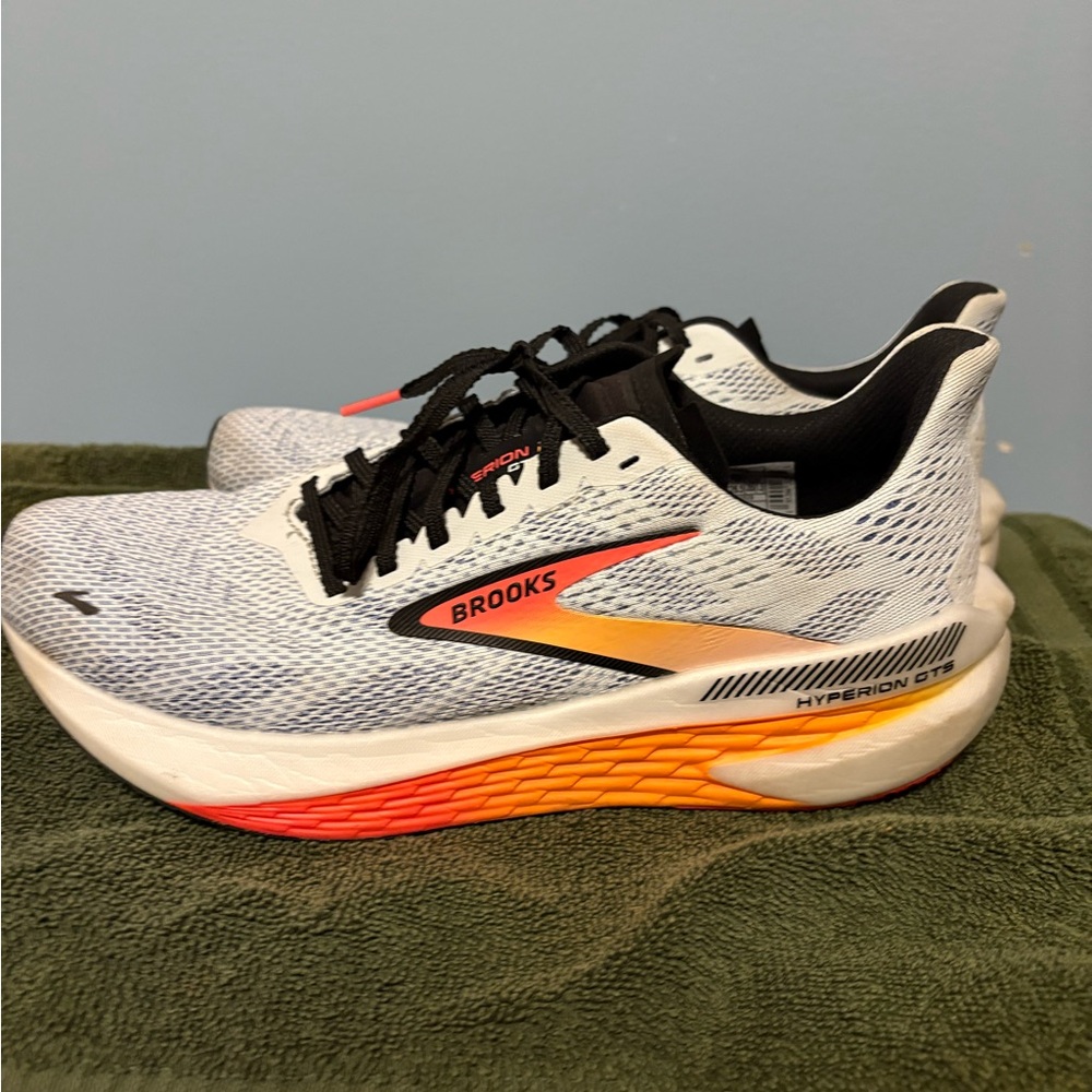Brooks HyperPerion size 9.5 Women’s